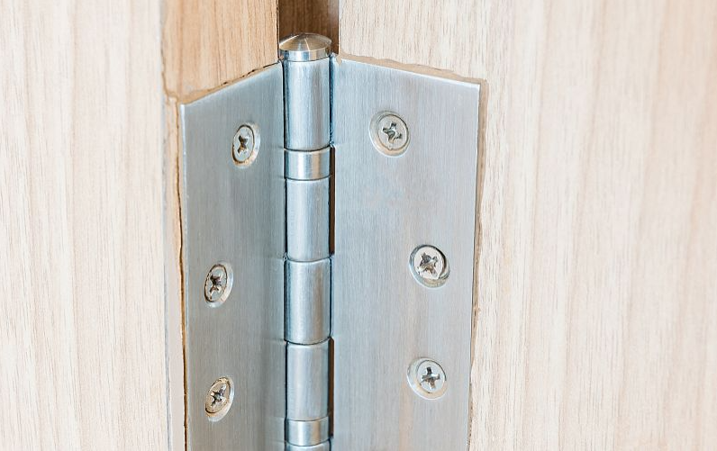 Butt hinges mounted on industrial case lid showing hinge load capacity for lid support in real application