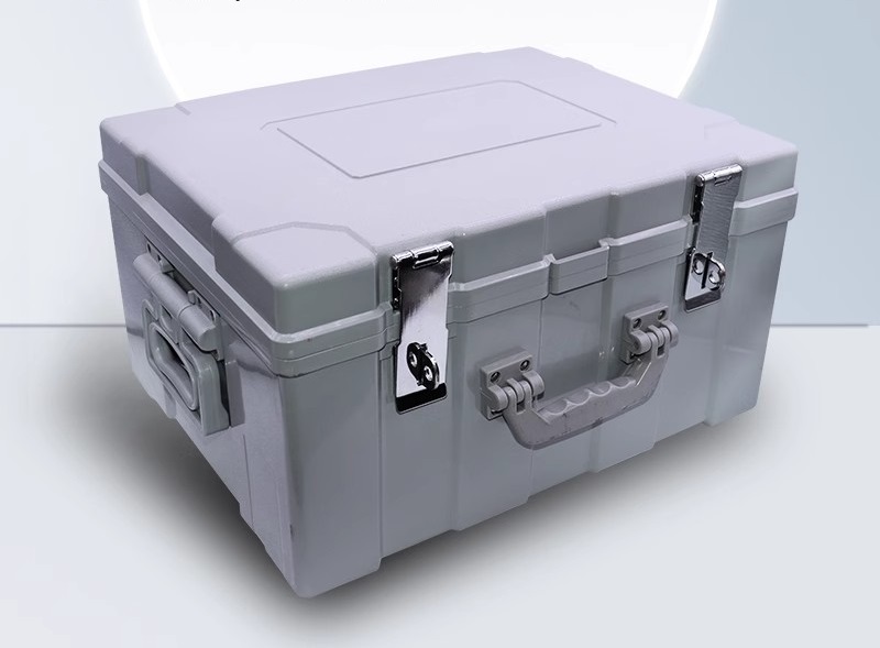 Banking transport case with NRH 5901-125K locking latches and 4403-163 handle