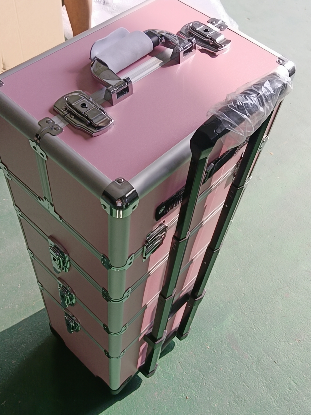 4-layer ABS+PC cosmetic case with NRH 6405-76K locking latches, 8131-48 support hinge, and 7505-40 corner protectors installed